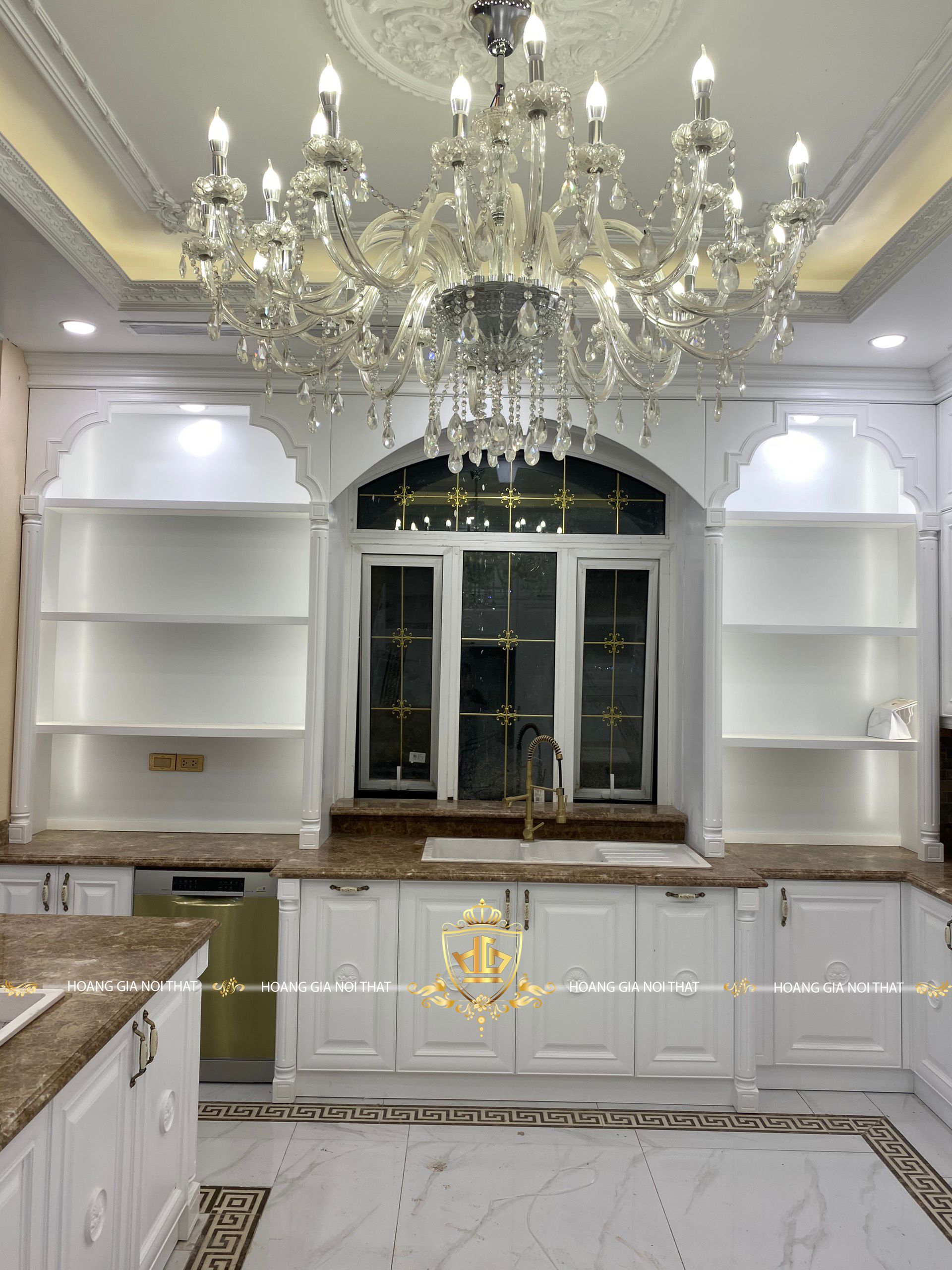 Phòng bếp gỗ óc chó tân cổ điển