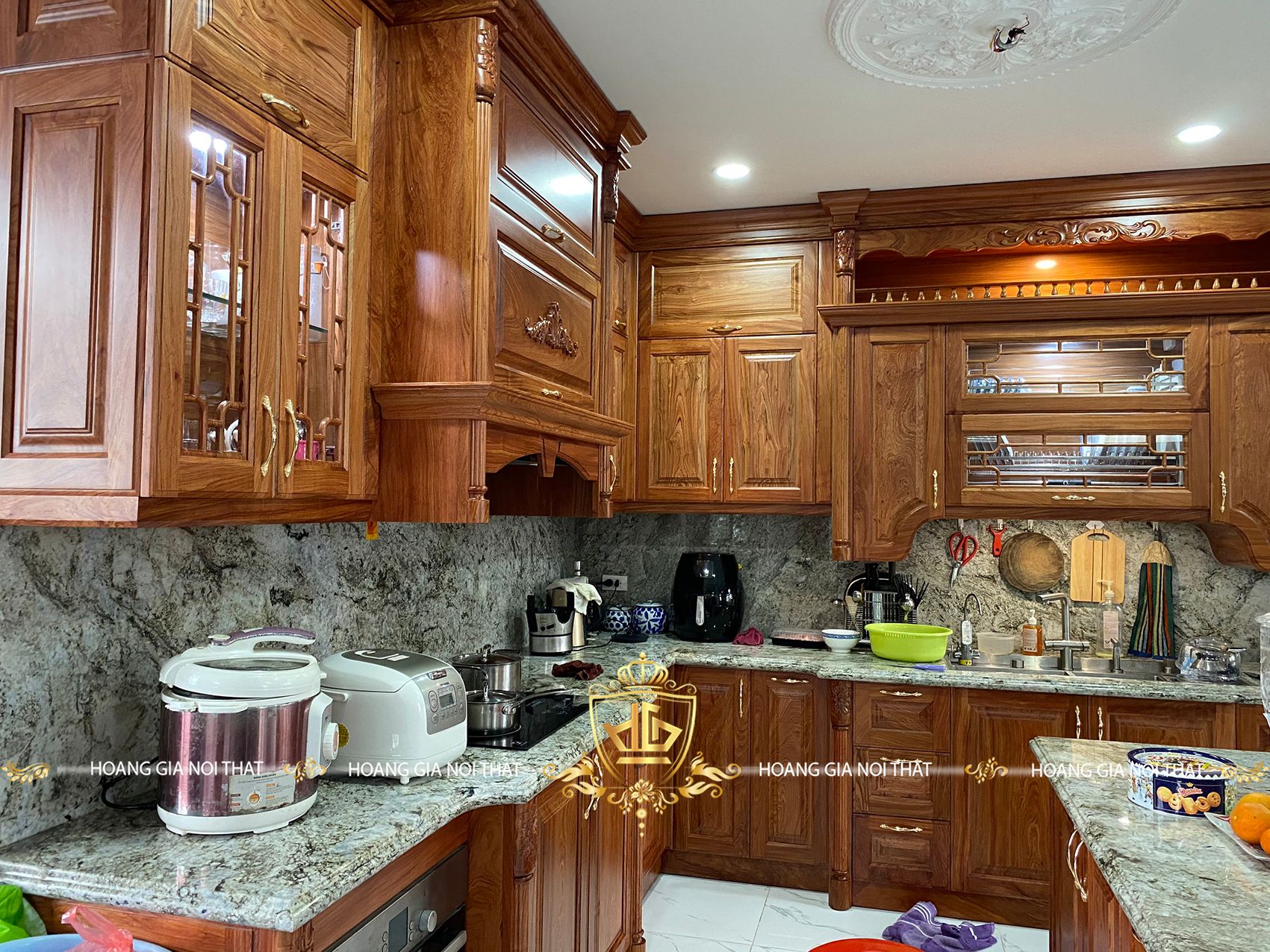 Nội thất phòng bếp gỗ óc chó