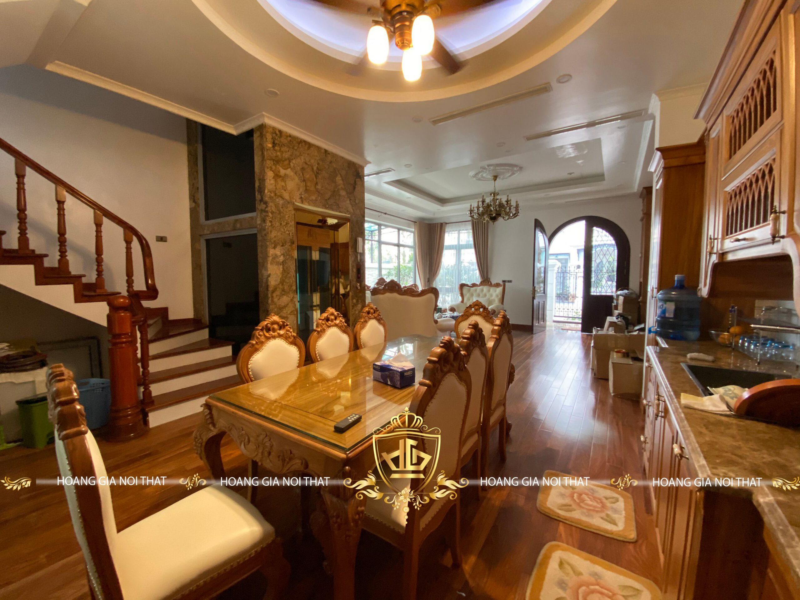 Nội thất phòng khách kết hợp phòng bếp gỗ óc chó.